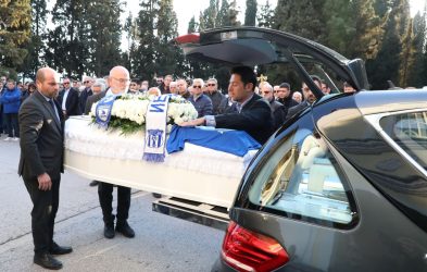 Καβάλα: Ανείπωτος πόνος στην κηδεία του 22χρονου ποδοσφαιριστή που σκοτώθηκε στα Τέμπη (ΦΩΤΟ)