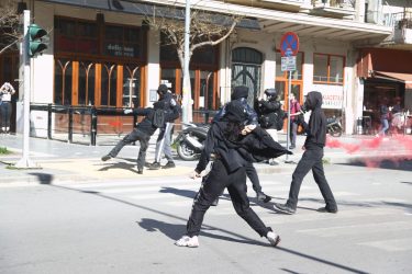Θεσσαλονίκη: Κουκουλοφόροι πέταξαν πέτρες έξω από το ΥΜΑΘ (ΦΩΤΟ)