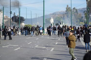 Τραγωδία στα Τέμπη: Βροχή από μολότοφ και χημικά στο κέντρο της Αθήνας (ΒΙΝΤΕΟ & ΦΩΤΟ)