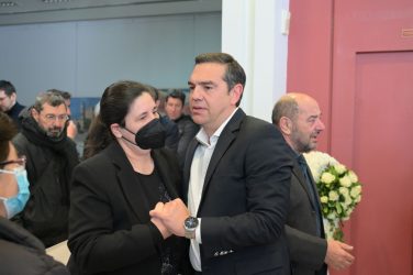 Τραγωδία στα Τέμπη: Παρών στην κηδεία του Βάιου Βλάχου ο Αλέξης Τσίπρας (ΦΩΤΟ)