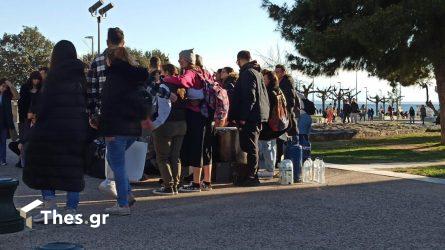 Θεσσαλονίκη: Μοίρασαν φαγητό στον Λευκό Πύργο (ΦΩΤΟ)