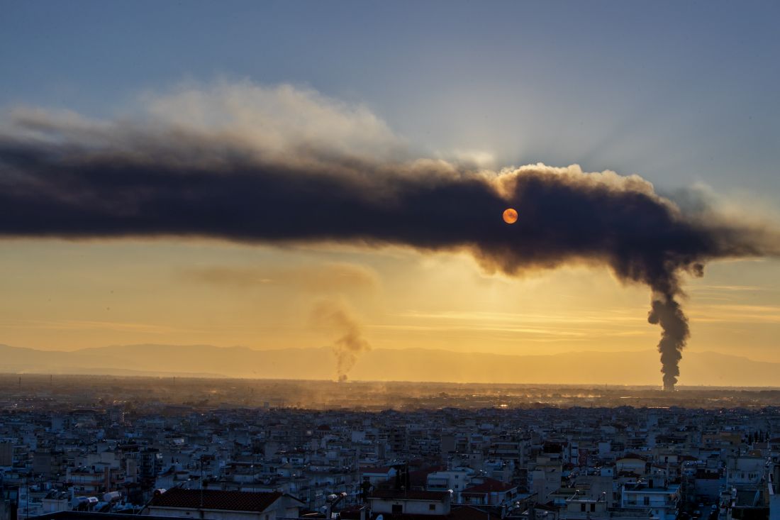 φωτιά καπνός σύννεφο καπνού φεγγάρι απίστευτη εικόνα Θεσσαλονίκη