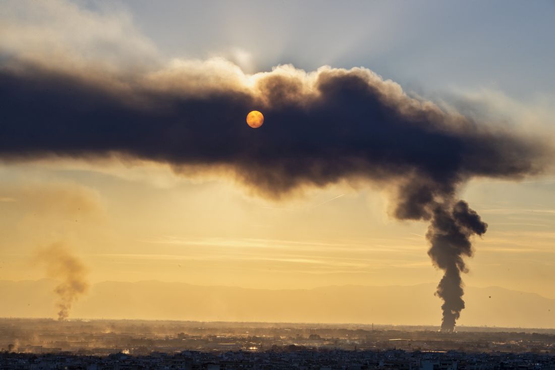 φωτιά καπνός σύννεφο καπνού φεγγάρι απίστευτη εικόνα Θεσσαλονίκη