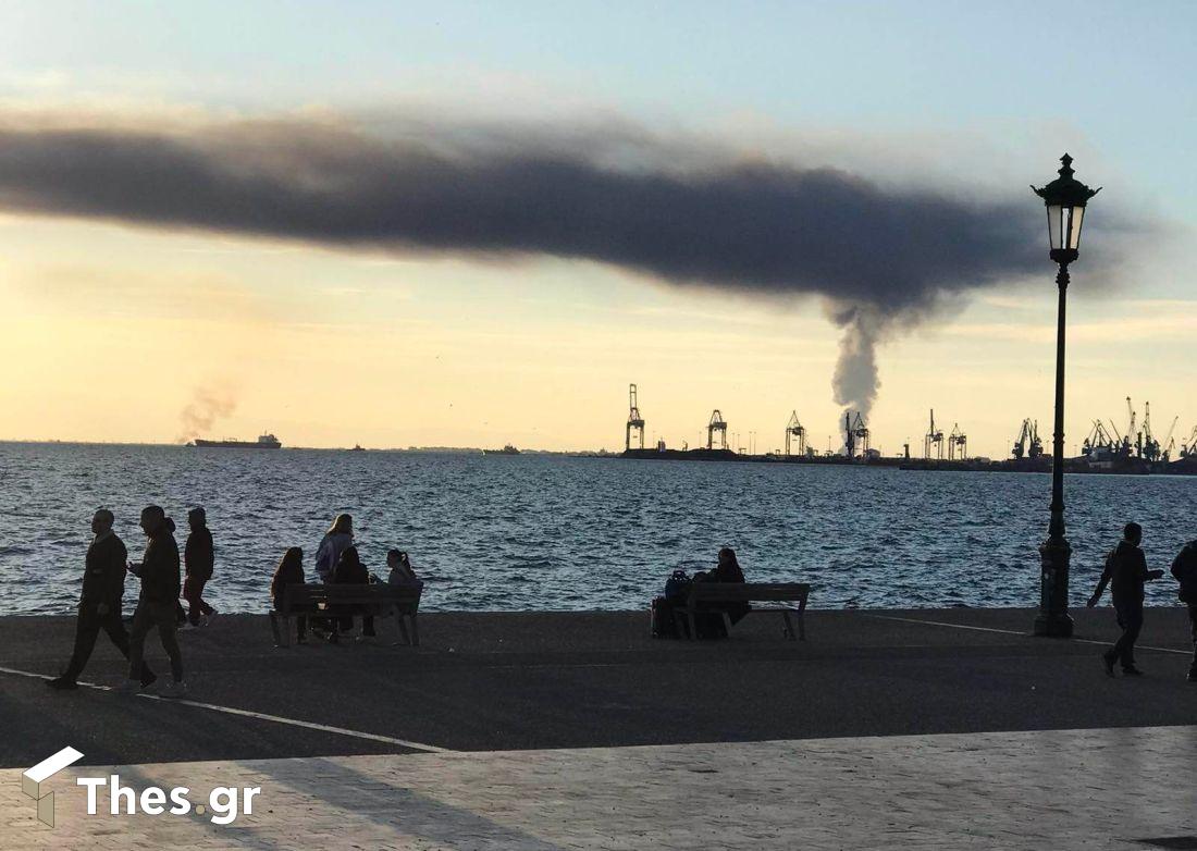 φωτιά Σίνδο εργοστάσιο από παραλία Θεσσαλονίκης