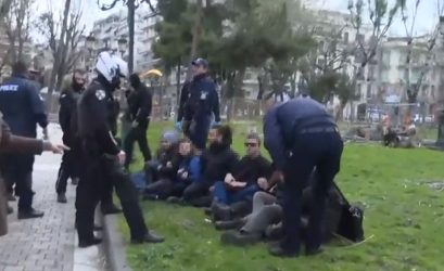 Θεσσαλονίκη: Προσαγωγές ατόμων σε συγκέντρωση στην πλατεία Δικαστηρίων (ΒΙΝΤΕΟ)