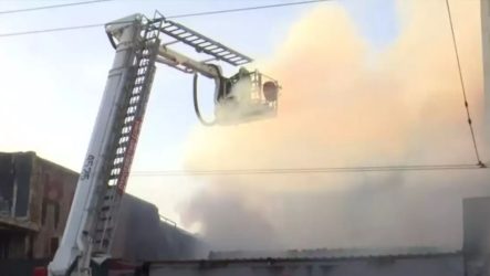 Ξέσπασε μεγάλη φωτιά σε νυχτερινό κέντρο στο Γκάζι (ΒΙΝΤΕΟ)