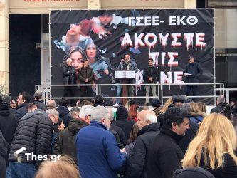 Θεσσαλονίκη: Πλήθος κόσμου έξω από τον ΟΣΕ για την τραγωδία στα Τέμπη (ΦΩΤΟ)