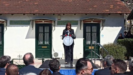 Σακελλαροπούλου: “Τιμάμε τα θύματα του ναζισμού, συμμετέχουμε στο πένθος των απογόνων τους”