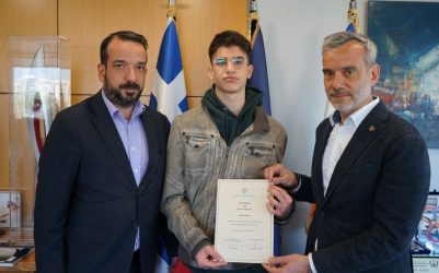 Δήμος Θεσσαλονίκης: Βράβευσε τον φοιτητή που βοήθησε στον απεγκλωβισμό επιβατών στα Τέμπη (ΦΩΤΟ)