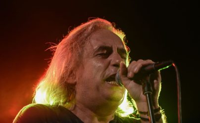 Γιάννης Αγγελάκας: “Aλλη μια μέρα γεμάτος ντροπή γι’ αυτό το παρανοημένο μόρφωμα που μας προέκυψε ως πατρίδα”