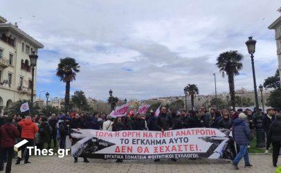 Θεσσαλονίκη: «Τώρα η οργή να γίνει ανατροπή» – Πλημμύρισε το κέντρο από κόσμο στη νέα πορεία για την τραγωδία στα Τέμπη (ΦΩΤΟ)