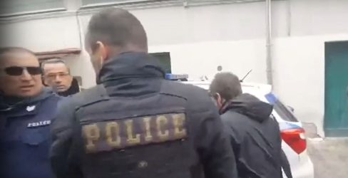 Τραγωδία στα Τέμπη: Ενταση έξω από τα δικαστήρια Λάρισας – Προσήχθησαν δημοσιογράφοι