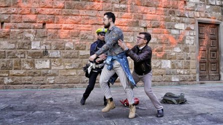 Viral ο δήμαρχος Φλωρεντίας – Χύμηξε σε ακτιβιστή που έριξε μπογιά στο Παλάτσο Βέκιο (ΒΙΝΤΕΟ)