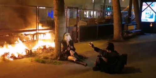 Γαλλία διαδηλώσεις φωτιές φωτογράφιση μοντέλου