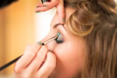 Το makeup hack του ενός λεπτού για έξτρα λάμψη 