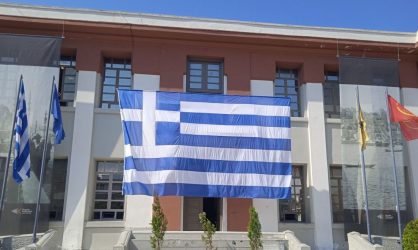 Το δημαρχείο Καλαμαριάς “ντύθηκε” στα γαλανόλευκα για τον εορτασμό της 25ης Μαρτίου