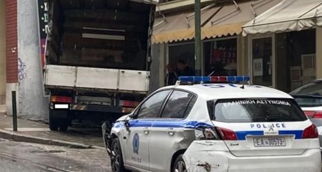 Καβάλα: Ανεξέλεγκτο φορτηγό έπεσε πάνω σε περιπολικό (ΦΩΤΟ)