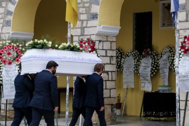 Τραγωδία στα Τέμπη: Θλίψη στην κηδεία της 42χρονης Βάγιας που “έσβησε” στα Τέμπη (ΦΩΤΟ)