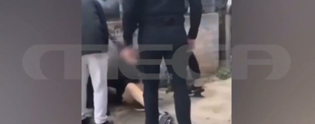 Αγριος ξυλοδαρμός 15χρονου έξω από σχολείο – Μαθήτρια μαγνητοσκοπούσε το συμβάν (ΒΙΝΤΕΟ)