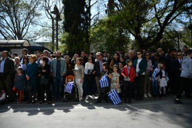 Τραγωδία στα Τέμπη: Με κονκάρδες “ήταν έγκλημα” η παρελάση των μαθητών για την 25η Μαρτίου στη Λάρισα