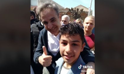 Viral ο πιτσιρικάς που ρώτησε τον Μητσοτάκη για τα… ντολμαδάκια (ΒΙΝΤΕΟ)