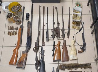 Πέλλα: Χειροπέδες σε δύο άτομα που μετέτρεψαν τα σπίτια τους σε οπλοστάσια (ΦΩΤΟ)