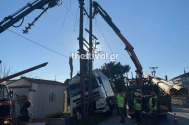 Θεσσαλονίκη: Νταλίκα έπεσε πάνω σε κολώνα της ΔΕΗ στο Ωραιόκαστρο