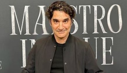 Απολαμβάνει την επιτυχία του Maestro ο Χριστόφορος Παπακαλιάτης