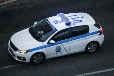 Θεσσαλονίκη: Απείλησαν με όπλο υπάλληλο ψιλικατζίδικου και άρπαξαν 300 ευρώ