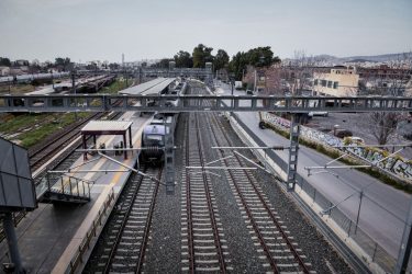 Συναγερμός στην Αχαΐα: Τρένο με επιβάτες συγκρούστηκε με φορτηγό