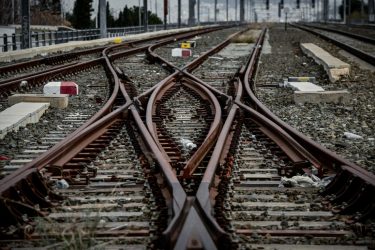 Hellenic Train: Διεκόπη η κυκλοφορία μεταξύ Λάρισας – Λιτόχωρου λόγω φωτιάς