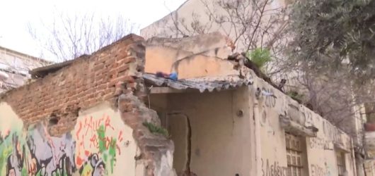 Κατέρρευσε σκεπή από εγκαταλελειμμένο σπίτι στη Θεσσαλονίκη (ΦΩΤΟ)