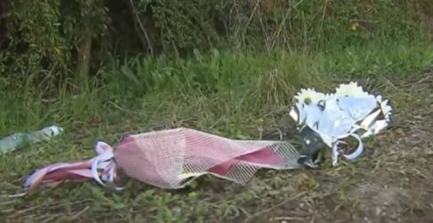 Τραγωδία στα Τέμπη: Σήκωσαν το τέταρτο βαγόνι – Λευκά λουλούδια αφήνουν συγγενείς στο σημείο 