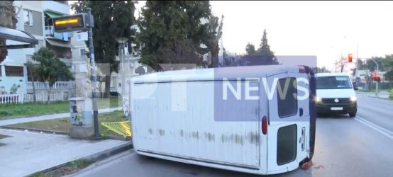 Τροχαίο στη Θεσσαλονίκη: Φορτηγάκι έπεσε σε στάση του ΟΑΣΘ
