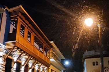 Θεσσαλονίκη: “Δείχνει τα δόντια” του ο Μάρτης – Πέφτει χιόνι στα ορεινά της πόλης (ΦΩΤΟ)