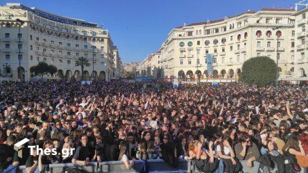 «Υπερασπίσου το Νερό»: Κατάμεστη η πλατεία Αριστοτέλους για τη συναυλία κατά της ιδιωτικοποίησης