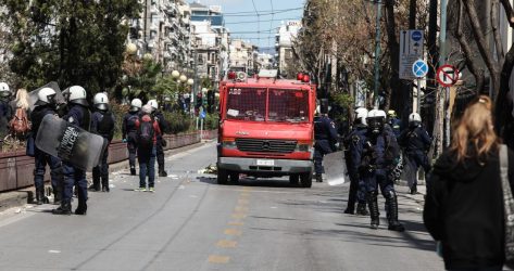 Αφέθηκε ελεύθερος ο αστυνομικός που πυροβόλησε στα επεισόδια στην ΑΣΟΕΕ