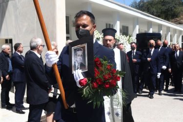 Το τελευταίο «αντίο» στον Γιώργο Μπόμπολα – Πλήθος κόσμου στο Α’ Νεκροταφείο (ΦΩΤΟ)
