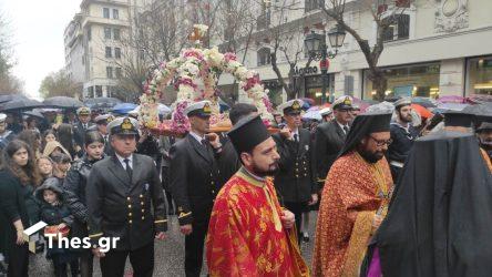 Θεσσαλονίκη: Με βροχή η περιφορά του Επιταφίου του Αγίου Μηνά (ΒΙΝΤΕΟ & ΦΩΤΟ)