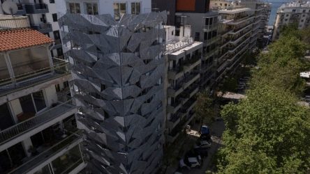 Θεσσαλονίκη: Εντυπωσιάζει κτήριο που αλλάζει χρώμα αναλόγως με τον καιρό