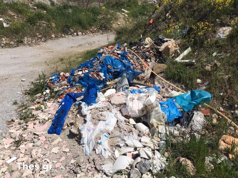 Μπάζα, σκουπίδια στο Παπανικολάου στο ύψους του Ασβεστοχωρίου