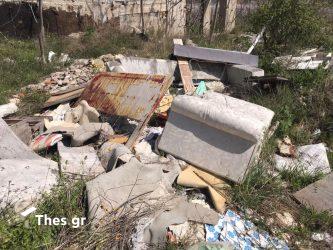 Εικόνες ντροπής: Ασυνείδητοι στη Θεσσαλονίκη πετάνε σκουπίδια και μπάζα όπου βρούνε (ΒΙΝΤΕΟ & ΦΩΤΟ)