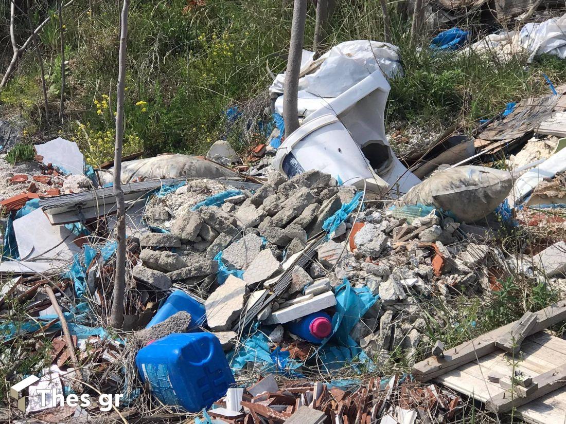Μπάζα, σκουπίδια στο Παπανικολάου στο ύψους του Ασβεστοχωρίου