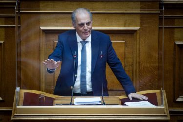 Βελόπουλος: «Η κυβέρνηση και η αντιπολίτευση δήθεν μαλώνουν για την Ελληνική παιδεία και τις καταλήψεις»