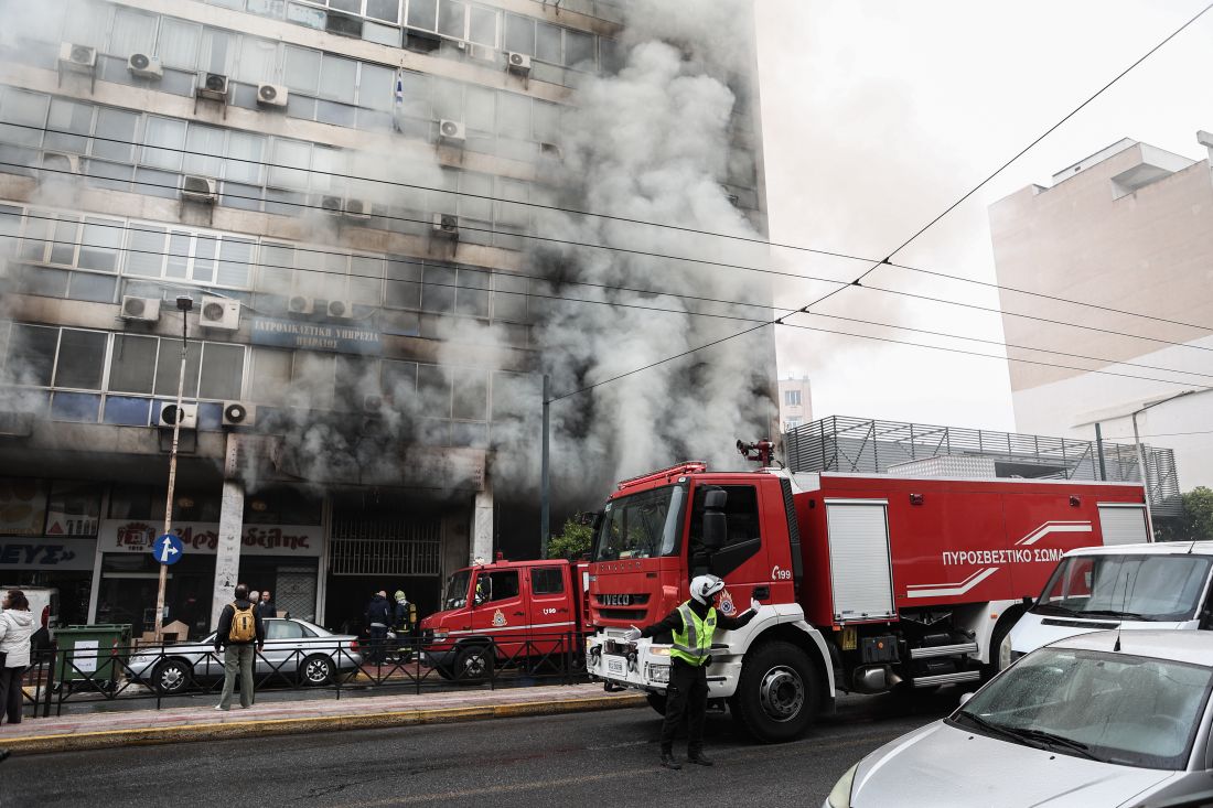 φωτιά σε κατάστημα με χρώματα στον Πειραιά