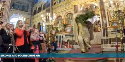Η πρώτη Ανάσταση στην Ευαγγελίστρια της Χίου από τον viral «ιπτάμενο» ιερέα