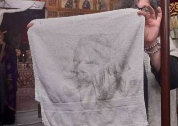 Κοσμοσυρροή σε εκκλησία μετά την εμφάνιση της μορφής του Ιωάννη Προδρόμου σε πετσέτα
