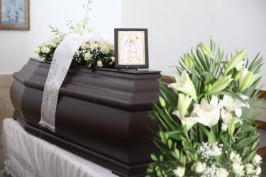Σε συγκινητικό κλίμα το τελευταίο αντίο στην Ρένα Κουμιώτη (ΦΩΤΟ)