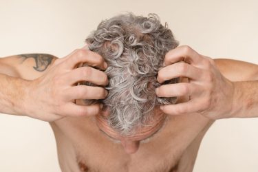 Oι επιστήμονες απαντούν γιατί γκριζάρουν τα μαλλιά μας