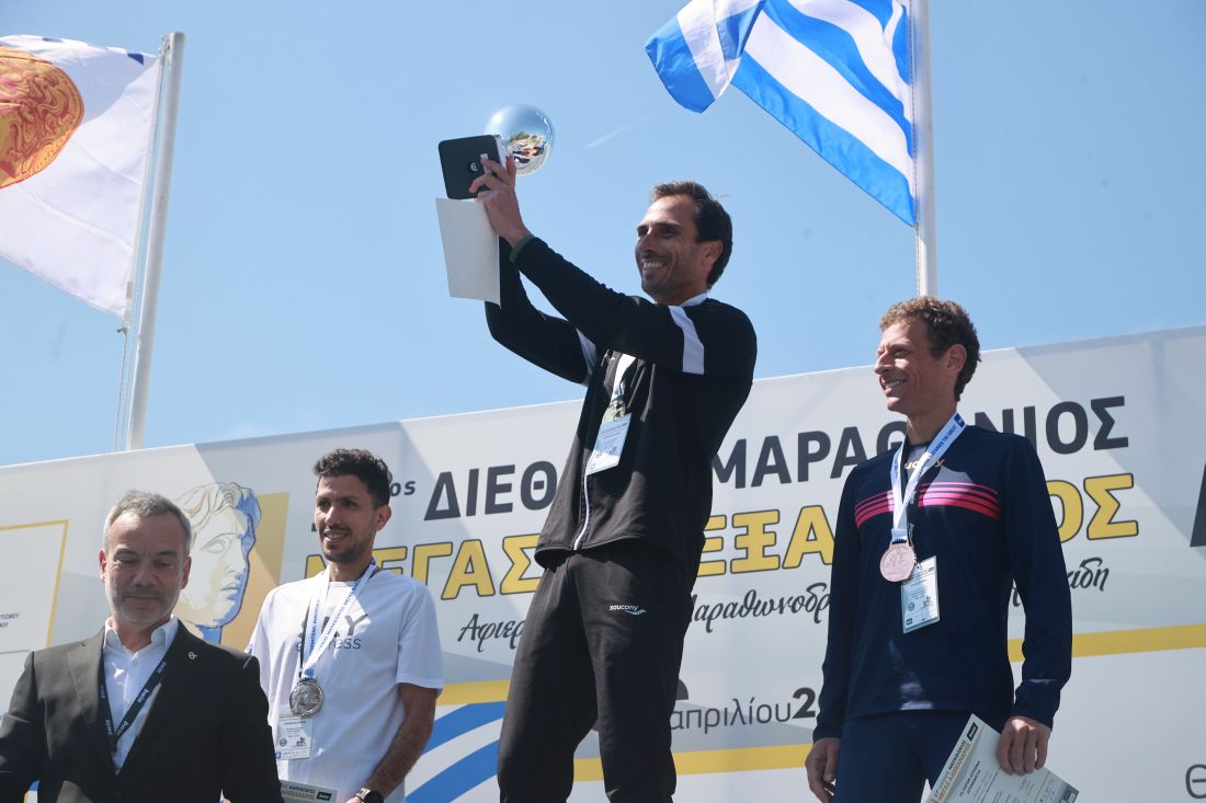 Νικητές Μαραθωνίου 17ος Διεθνής Μαραθώνιος Μέγας Αλέξανδρος βραβεύσεις βάθρο